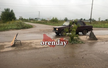 В Бугуруслане провал в асфальте закрыли необычным способом 