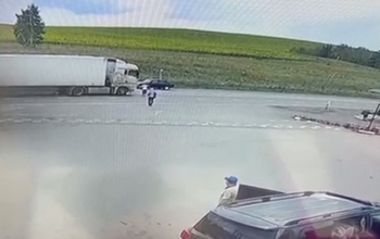 В Оренбуржье пенсионерка выбежала на дорогу под колеса фуры
