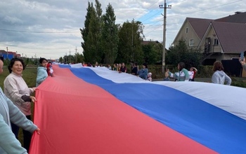 Под Оренбургом растянули рекордное полотнище триколора
