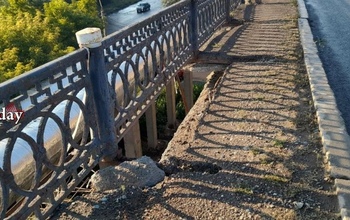 В Оренбурге на мосту по улице Терешковой разрушаются пешеходные дорожки