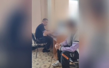 В Оренбурге сотрудники полиции нашли взломщика двери подъезда на Поляничко 