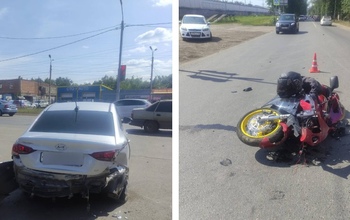 В Оренбурге автомобиль сбил мотоциклиста при выезде со двора дома по улице Березка 