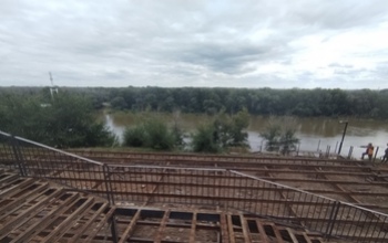 Пока оренбуржцы возмущаются, деревянный спуск к Уралу продолжают разбирать