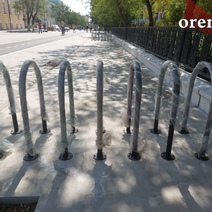 Смех и грех: на Советской в Оренбурге наблюдается небывалое скопление велопарковок