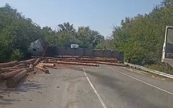 В Оренбуржье упавшая фура полностью перегородила трассу