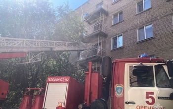 В Оренбурге из задымленной многоэтажки спасали людей