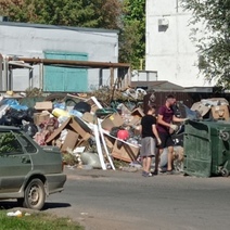 По дороге в школу и сад юные оренбуржцы изо дня в день видят горы мусора