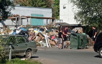 По дороге в школу и сад юные оренбуржцы изо дня в день видят горы мусора