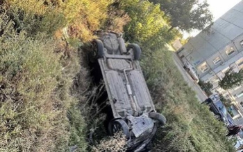 В Оренбурге автомобиль «Kia Cerato» с маленькими детьми опрокинулся в кювет