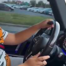 В Оренбурге дед-предприниматель посадил за руль «Гелика» 12-летнего внука