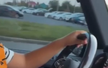 В Оренбурге дед-предприниматель посадил за руль «Гелика» 12-летнего внука