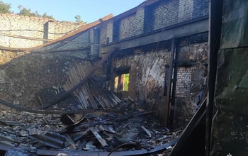 В Оренбуржье трое маленьких детей жгли тряпки и спалили здание