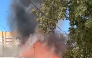 Страшная картина: в Оренбурге языки пламени охватили гаражи 