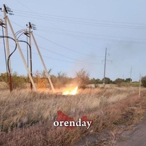 В Оренбурге под ЛЭП горит сухая трава