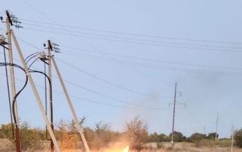 В Оренбурге под ЛЭП горит сухая трава