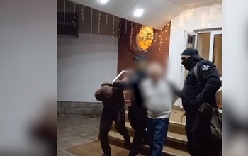 Шесть мужчин с заломленными за спинами руками вывели из заведения Оренбурга 
