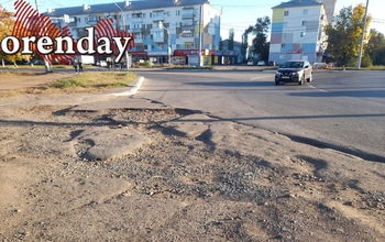 В Оренбурге заезд к детской поликлинике словно после бомбежки