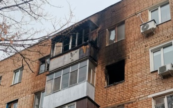 В Оренбурге ребенок стоял на окне горящей квартиры 