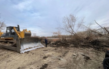 В Орске расчищают русло Урала