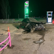 В Оренбуржье 22-летний мужчина погиб после столкновения с бетонным блоком неподалеку от АЗС  