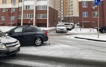 В Оренбурге автоледи не смогла выехать со двора, не столкнувшись с двумя автомобилями