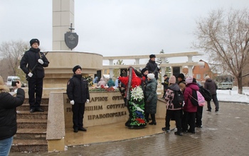 Оренбуржцы вспоминают погибших при исполнении сотрудников полиции