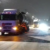 В Орске на обледенелой дороге два большегруза не смогли подняться на дорогу с подъемом 