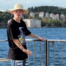 Счета и карточки Дани Милохина заблокированы из-за песни про Путина