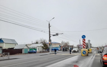 В Оренбурге на улице Терешковой разделительная полоса скрылась под слоем грязи