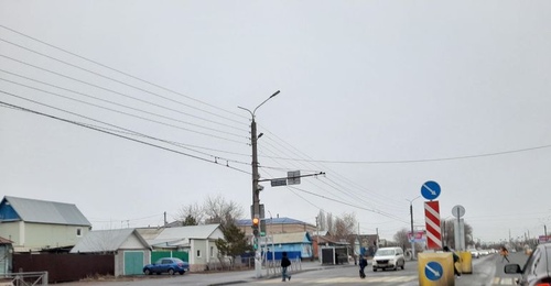 В Оренбурге на улице Терешковой разделительная полоса скрылась под слоем грязи