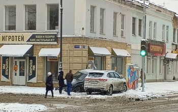 В Оренбурге на перекрестке столкнулись две легковушки 