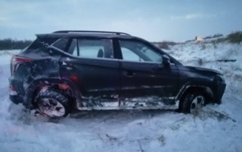 В Оренбуржье легковушка слетела с заснеженной дороги в кювет и перевернулась