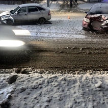 В Оренбурге на улице Туркестанской не смогли разъехаться два ВАЗа