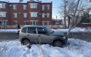 В Оренбурге после столкновения со столбом скончался водитель автомобиля Chevrolet Niva (18+)