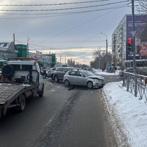 В Оренбурге на улице Карагандинской две автоледи столкнулись  друг с другом 