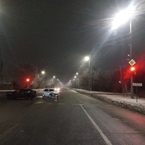 Двойное невезение: в Оренбурге водитель наехал на стоящий на аварийке автомобиль 