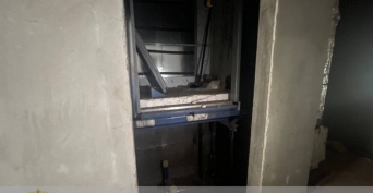 В Оренбурге родственники строителя, упавшего в шахту лифта, требуют крупную компенсацию (18+)