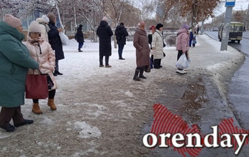 В Оренбурге люди на остановках остаются без укрытия от ветра и непогоды