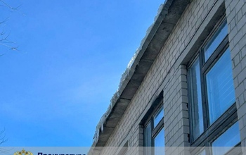 Прокуратура обязала очистить снег и наледь с крыш и дорожек четырех школ Орска