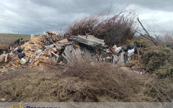 Отходы с мусорного полигона в Орске заполонили соседний участок