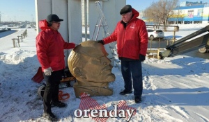 В день памяти Ленина на стеле в Оренбурге появился его барельеф
