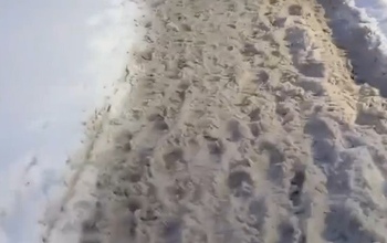 В Оренбурге около поликлиники дети и взрослые чапают по снежной каше