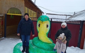 Каждый год – новый символ: семьи из Кваркенского района радует односельчан фигурами из снега
