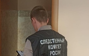 В Оренбуржье мужчину чудом спасли после нападения на него знакомой с ножом (18+)