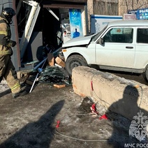Торговый киоск в Оренбурге разнесла легковая Нива 