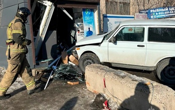 Торговый киоск в Оренбурге разнесла легковая Нива 