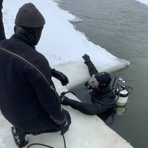 В Оренбурге водолазы прочесывали акваторию реки Урал в поисках утонувшего мужчины 