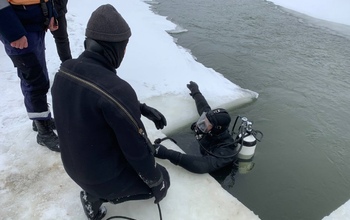 В Оренбурге водолазы прочесывали акваторию реки Урал в поисках утонувшего мужчины 