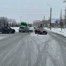 В Оренбурге зеленый автобус столкнулся с КАМАЗом и автомобилем Hyundai