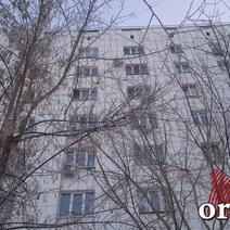 В Оренбурге жильцы многоэтажки выбрасывают мусор с окна 9 этажа 